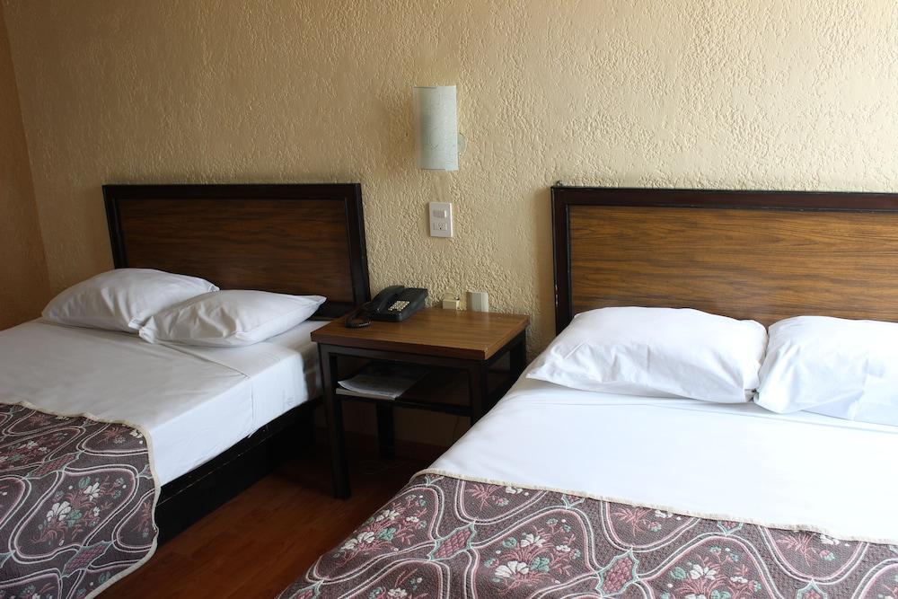 Hotel Del Parque Γκουανταλαχάρα Εξωτερικό φωτογραφία