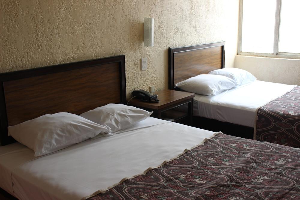 Hotel Del Parque Γκουανταλαχάρα Εξωτερικό φωτογραφία